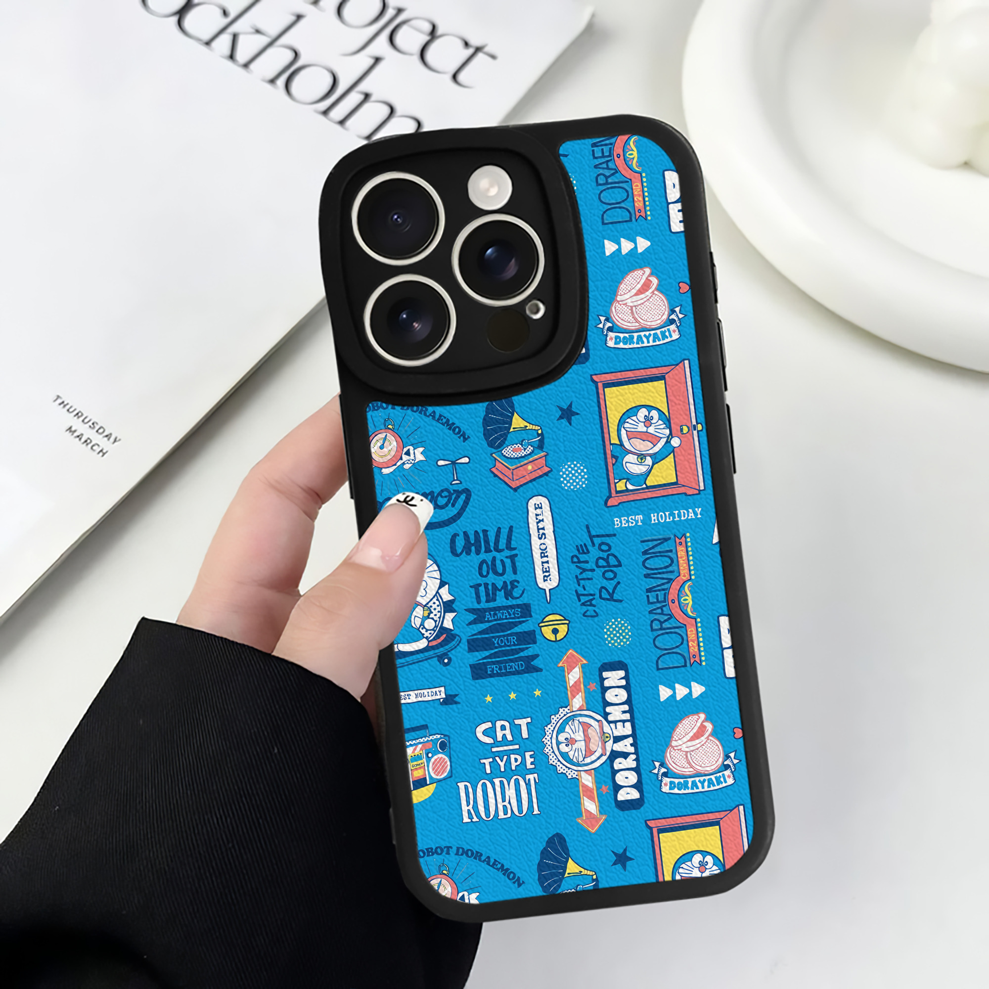 （画像用） ドラえもん Doraemon 【iPhone 16シリーズ対応】シリコンスマホケース（レザー調） 材質：シリコン